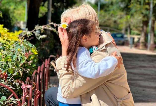 Ana María Aldón junto a su nieta.