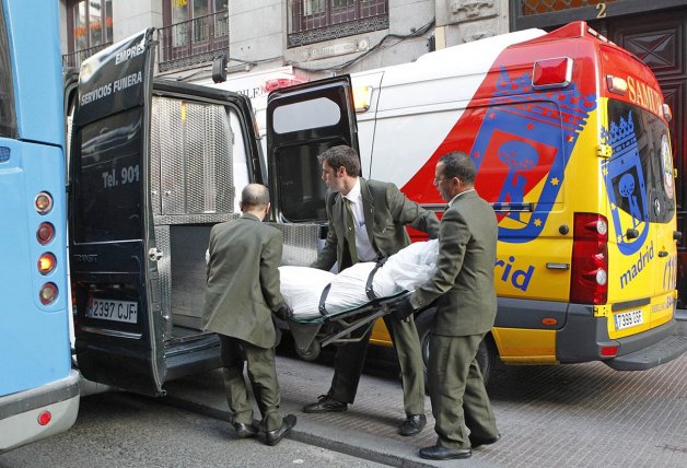 Momento en que el personal de la funeraria retiró el cadáver de Biondo.