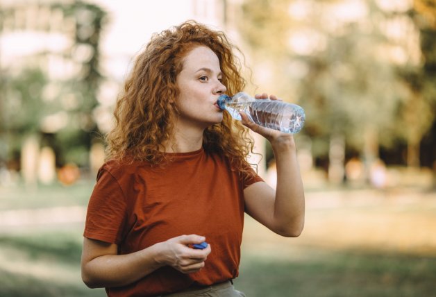 El agua no hace que bajemos de peso ni quememos calorías, ¡pero nos ayudará a que la dieta vaya mejor!