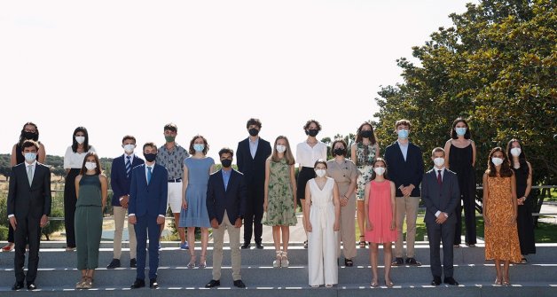 La Princesa Leonor con sus compañeros del internado UWC de Gales.