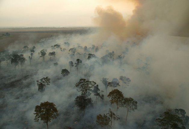 La corporación Cargill, con sede en Estados Unidos, quemando áreas de selva tropical para prepararlas para las plantaciones de soja. Greenpeace fue allí para documentar la destrucción del bosque.