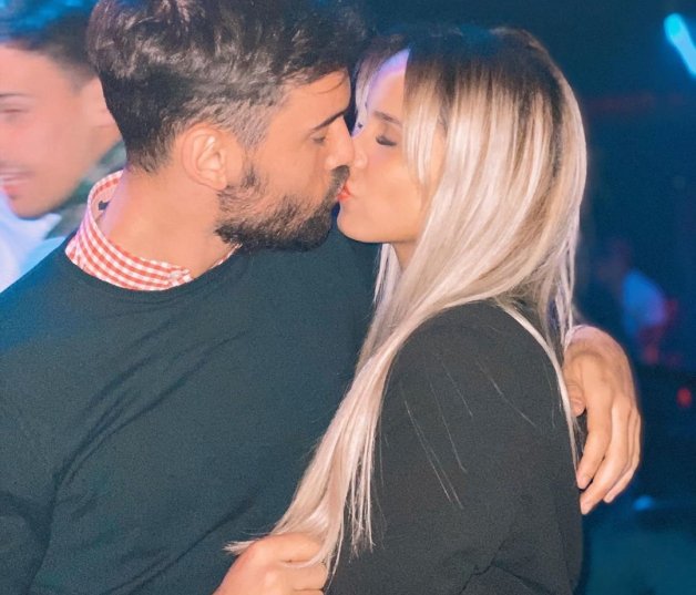 Romántico beso de la pareja que Gloria Camila colgó en redes.