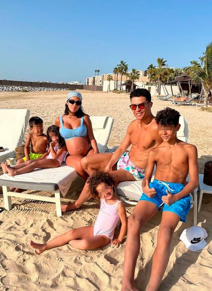 Cristiano y Georgina, junto a sus hijos. 