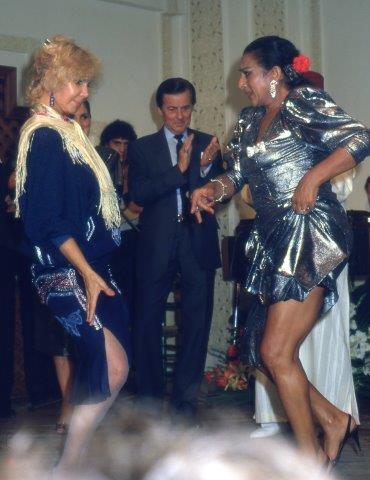 Lola Flores, bailando con la Duquesa de Alba. Foto: Sevillapress.