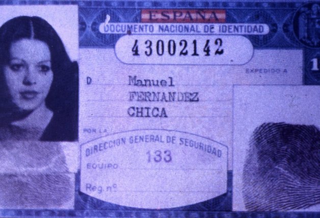 Carnet de identidad con su nombre de varón, pero una fotografía en la que ya se la veía como mujer.
