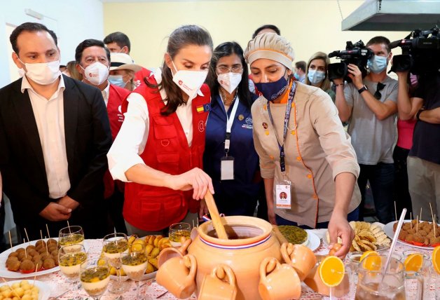 Letizia, compartiendo impresiones con las alumnas de cocina.