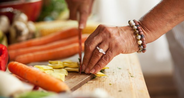 Remoja y lava bien las verduras, las legumbres, las carnes y los huesos antes de incorporarlos a la olla.