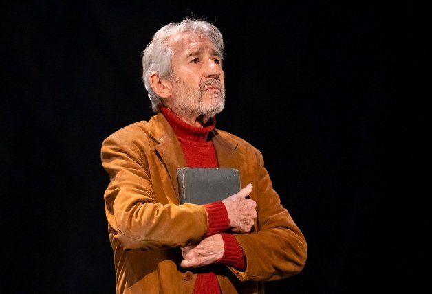 Un grande del teatro. A sus muy bien llevados 84 años de edad, José Sacristán es el protagonista de "Señora de rojo sobre fondo gris", montaje teatral que adapta la novela homónima de Miguel Delibes.