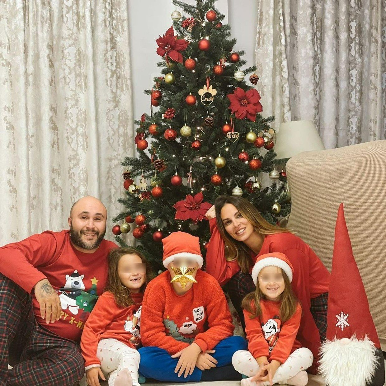Kiko Rivera posa junto a Irene Rosales y sus hijos para una preciosa foto navideña (@riverakiko).