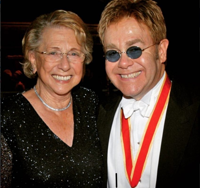 Elton, junto a su madre, Sheila Dwight, tras recibir, a finales de 1997, el título de "sir".