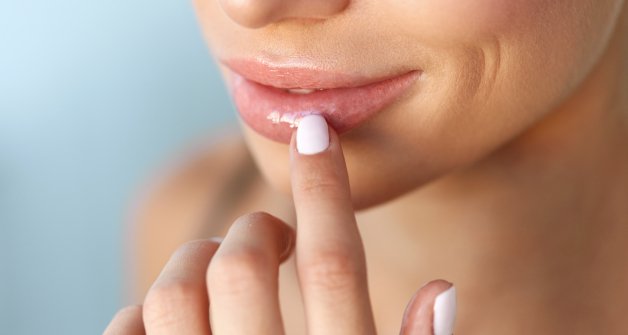 La primera capa de piel de los labios es muy fina y delicada, por lo que no debemos excedernos en la práctica. 
