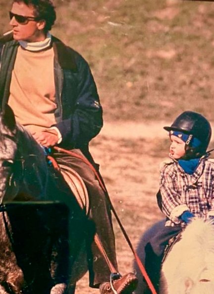 Padre e hijo compartían afición por la equitación.