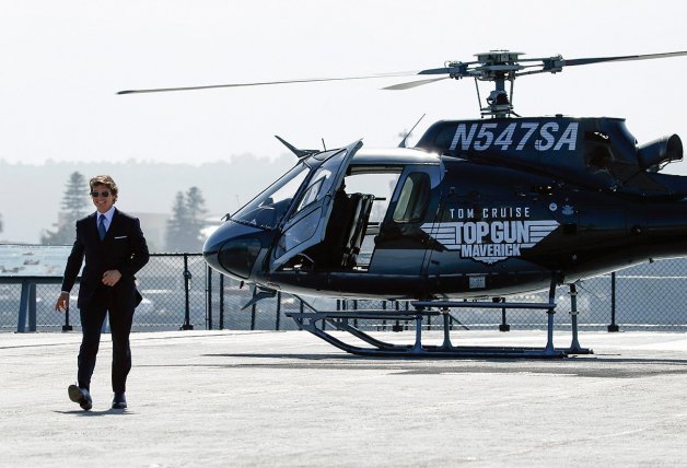 Tom Cruise, de 59 años, al bajar del helicóptero que pilotó el mismo. 