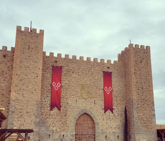 Paula retrata el castillo de Puy de Fou.