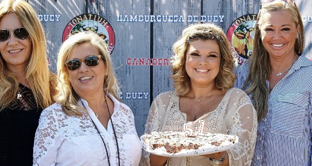 Belén Rodríguez, Carmen Borrego y Belén Esteban junto a Terelu Campos en uno de sus cumpleaños.