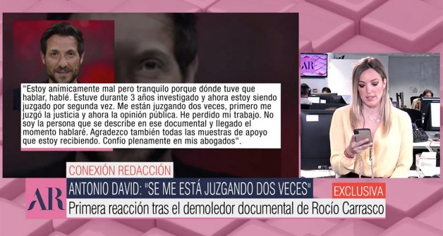 La reportera Marta Riesco lee el mensaje de Antonio David