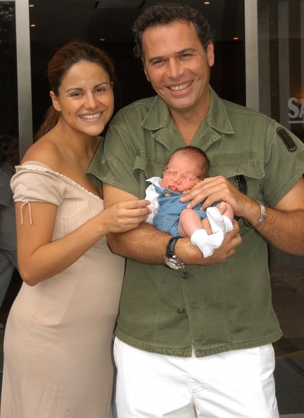 Con Mónica Hoyos presentando a la hija de ambos, Luna.