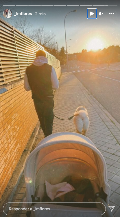 Laura y Benji Aparicio dan un paseo en familia.