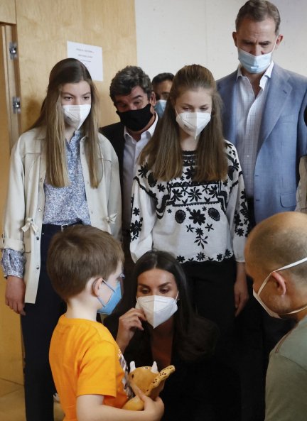 Felipe, Letizia y sus hijas visitaron un campo de refugiados hace unos días.