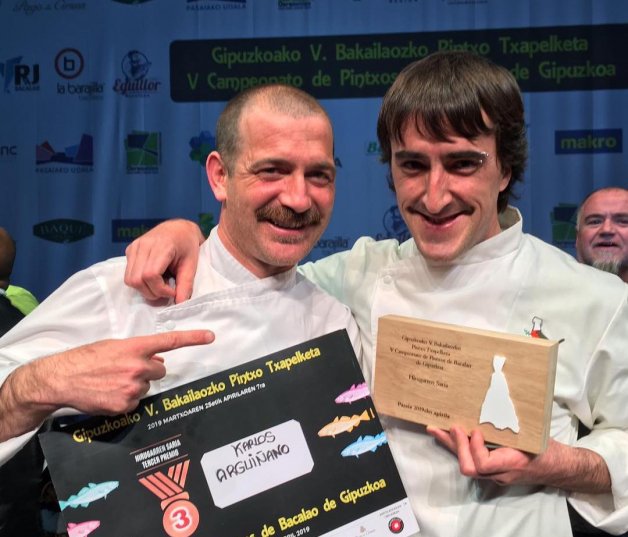Zigor y Martín Arguiñano, recogiendo un premio gastronómico en nombre de su madre.