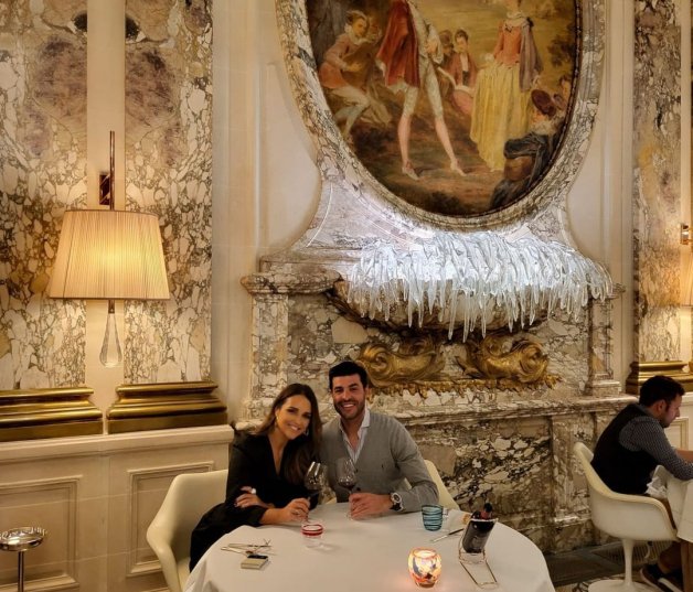 Paula Echevarría y Miguel Torres en el Hôtel Le Meurice (@pau_eche).