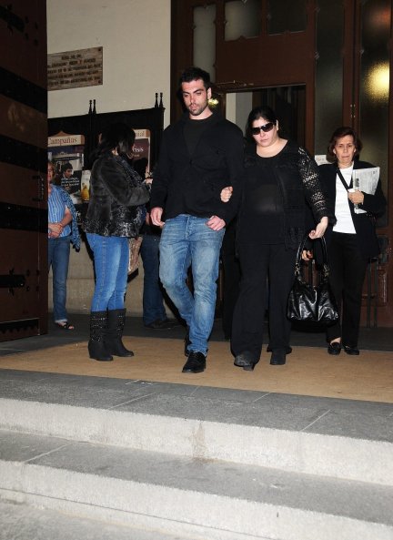 Thais y Zeus en el funeral de su madre, en 2013.