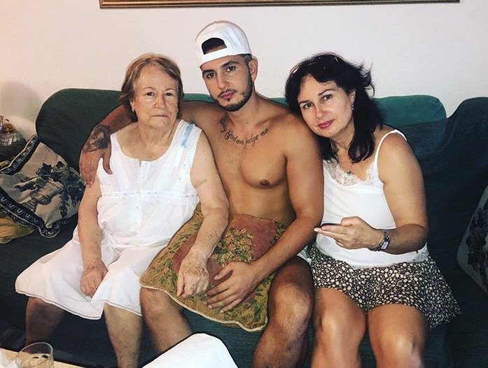 Con su madre y su abuela, tiempo atrás.