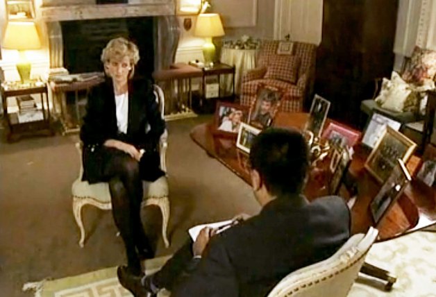 Momento de la famosa entrevista, con Diana y Martin Bashir en uno de los salones del palacio de Kensington. Martin Bashir engañó a la princesa aunque asegura que esa entrevista no la perjudicó.