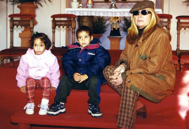 Gloria Camila y José Fernando con su madre, Rocío Jurado.