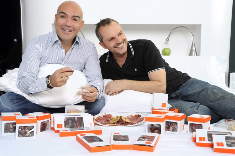 Miguel Bosé y Quique Sarasola promocionaron la marca de jamón del cantante.