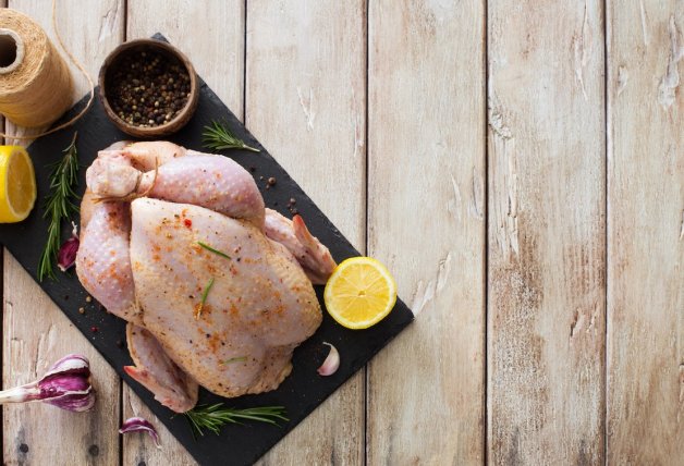 Hay que limpiar y condimentar bien el pollo antes de llevarlo al horno