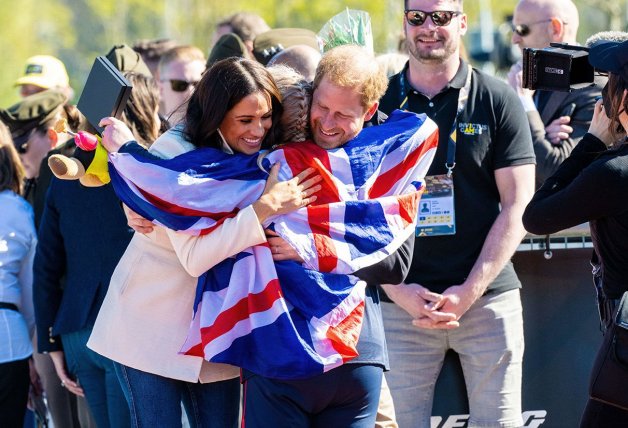 Abrazando a una ganadora del equipo británico.