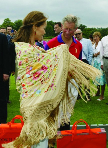 Isabel enseñando a Carlos cómo ponerse un mantón.