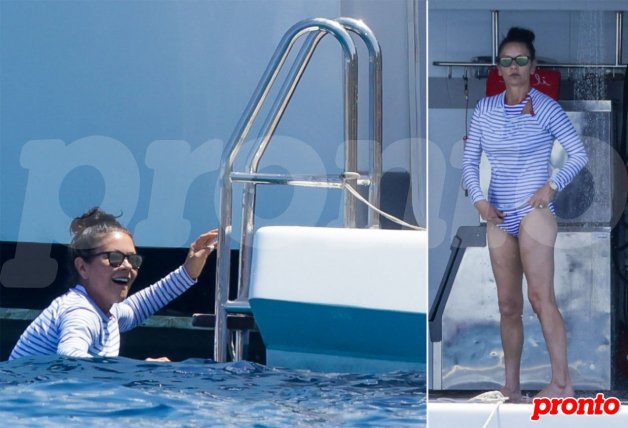 La intérprete galesa se dio un chapuzón en el mar ataviada con un estilismo marinero de manga larga, muy de moda este verano.