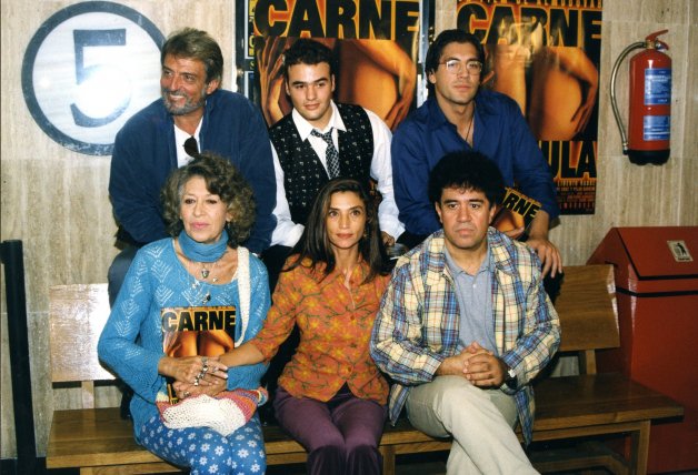 Los protagonistas de "Carne Trémula" (Pepe Sancho, Liberto Rabal, Javier Bardem, Pilar Bardem, Ángela Molina) junto a Pedro Almodóvar.