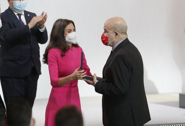 La reina Letizia saluda con emoción a Resines.