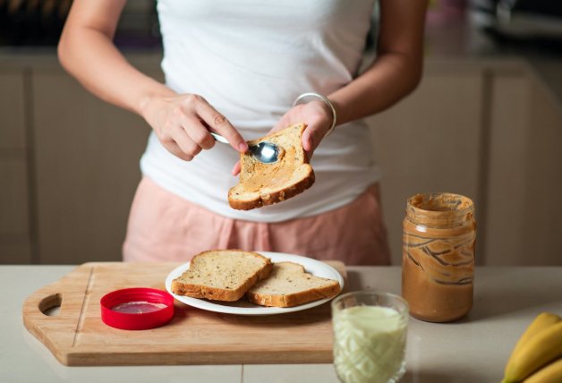 Una cucharada de crema de cacahuete tiene unas 100 calorías