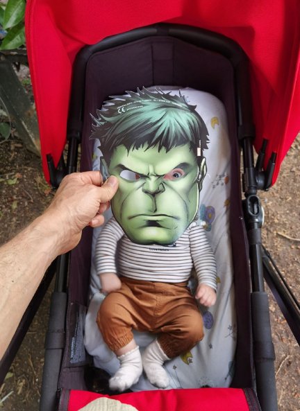 Leo, con careta de Hulk.