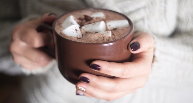 ¡Una forma muy internacional de decorar el chocolate a la taza!