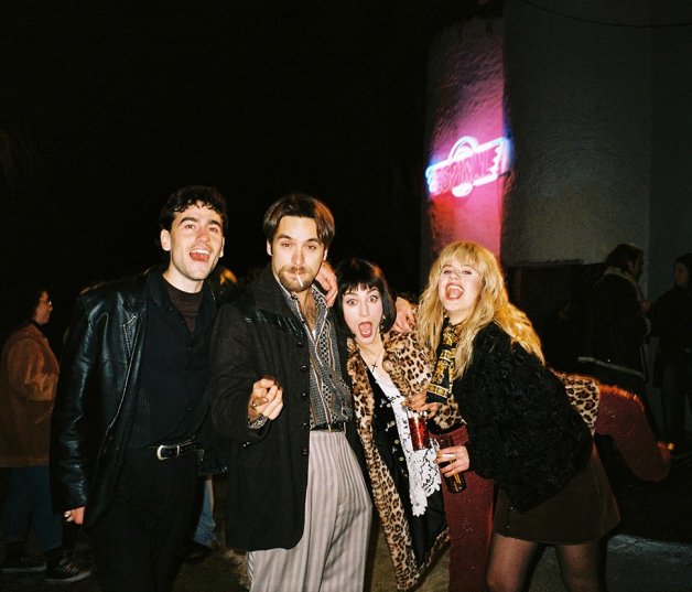 Ricardo Gómez con Àlex Monner, Claudia Salas y Elisabet Casanovas, con los que trabaja en la serie “La ruta”.