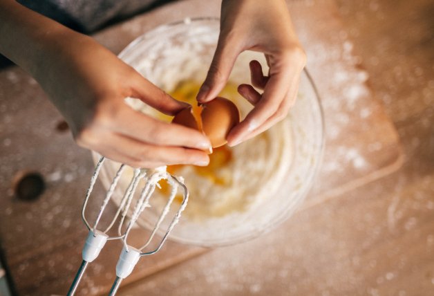 Utiliza una batidora de varillas o un robot de cocina para batir los huevos.