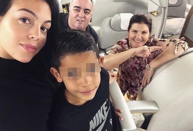 La exdependienta, con Cristiano Ronaldo Jr. y Dolores Aveiro en 2017.