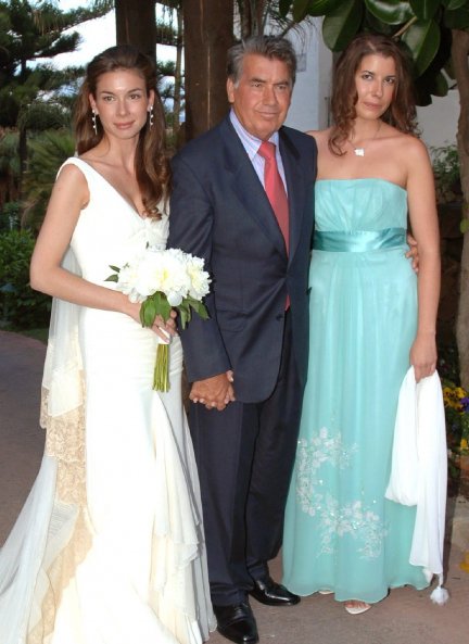 Alba, el día de su boda junto a su padre, Manolo Santana, y su hermana Bárbara.