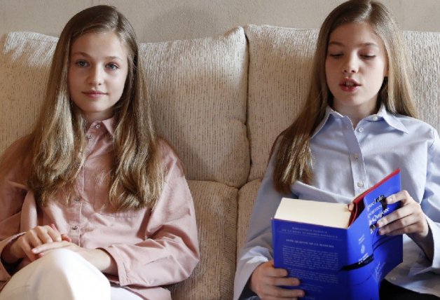 Leonor y Sofía, durante la lectura de 'El Quijote' el año pasado.