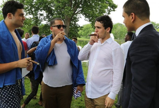 Froilán y sus compañeros de promoción, empapados tras una pool party.