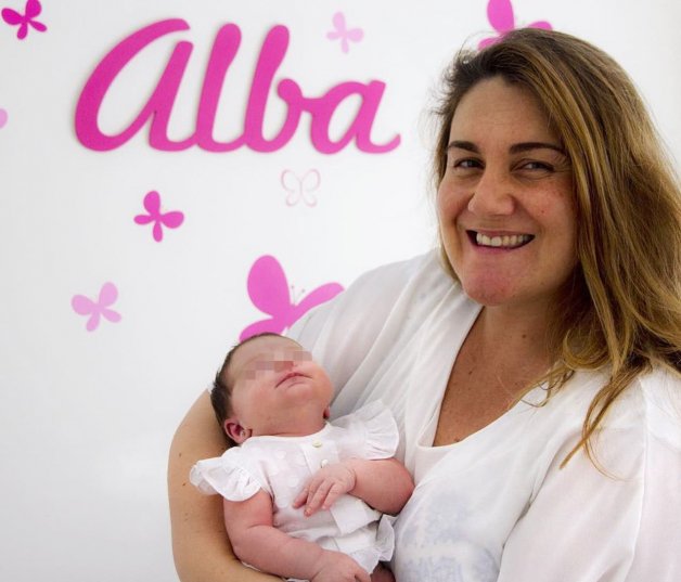  Carlota con su hija, Alba, a los pocos días de nacer en octubre del 2015.