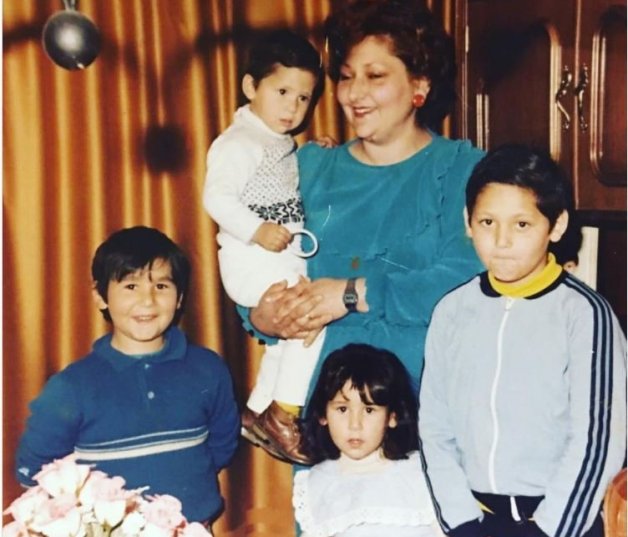 Francisca Cortés, madre de Rosa López, en los años 80 junto a sus cuatro hijos. 