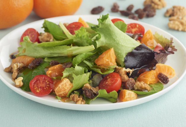 Ensalada con mandarinas, tomatitos y pasas