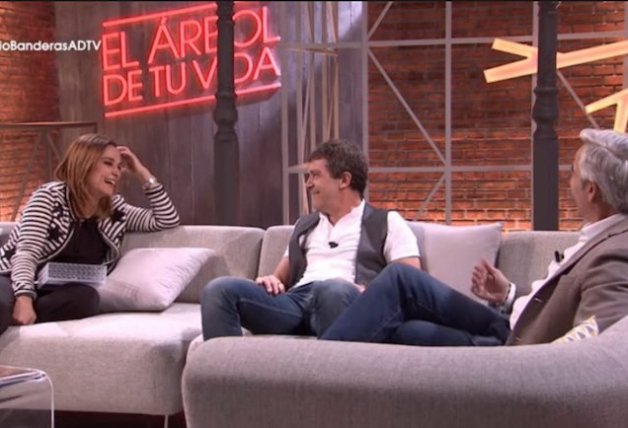 Toñi Moreno con Antonio Banderas e Imanol Arias en 'El árbol de tu vida'.