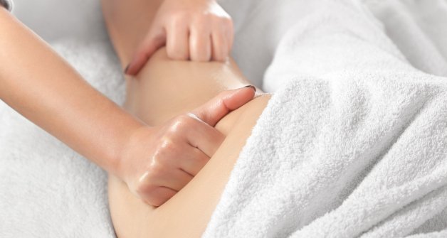 Los masajes anticelulíticos son muy eficaces para romper la grasa localizada de las piernas.